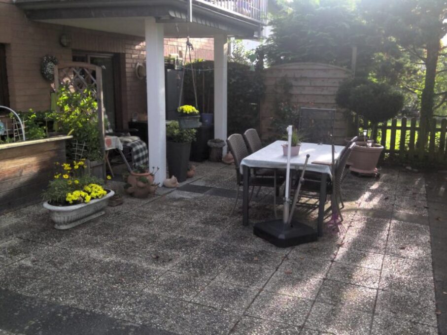 13 EG-Terrasse zum Rasen