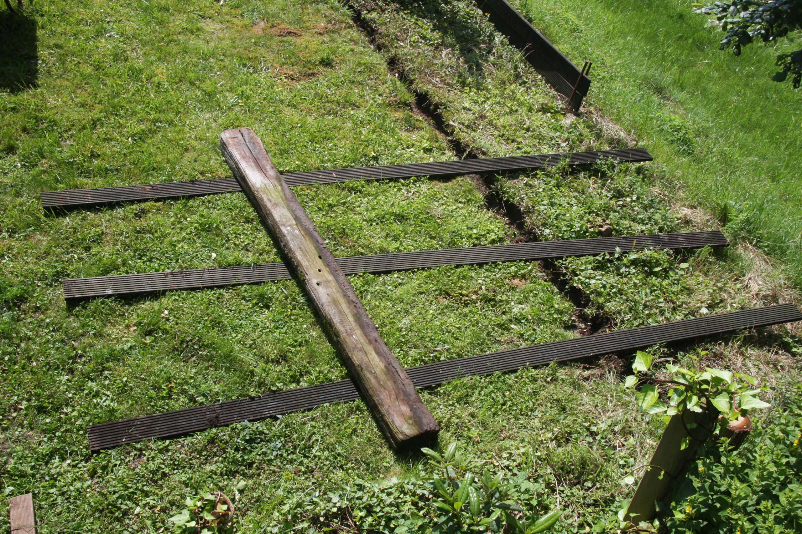 Das härteste Stück Arbeit: Wie kriegt man über 100 kg schwere, nasse ehemalige Bahnschwellen aus Eiche im Einmannregie aus dem Garten? Antwort: Mit Muskelkraft und Physik.