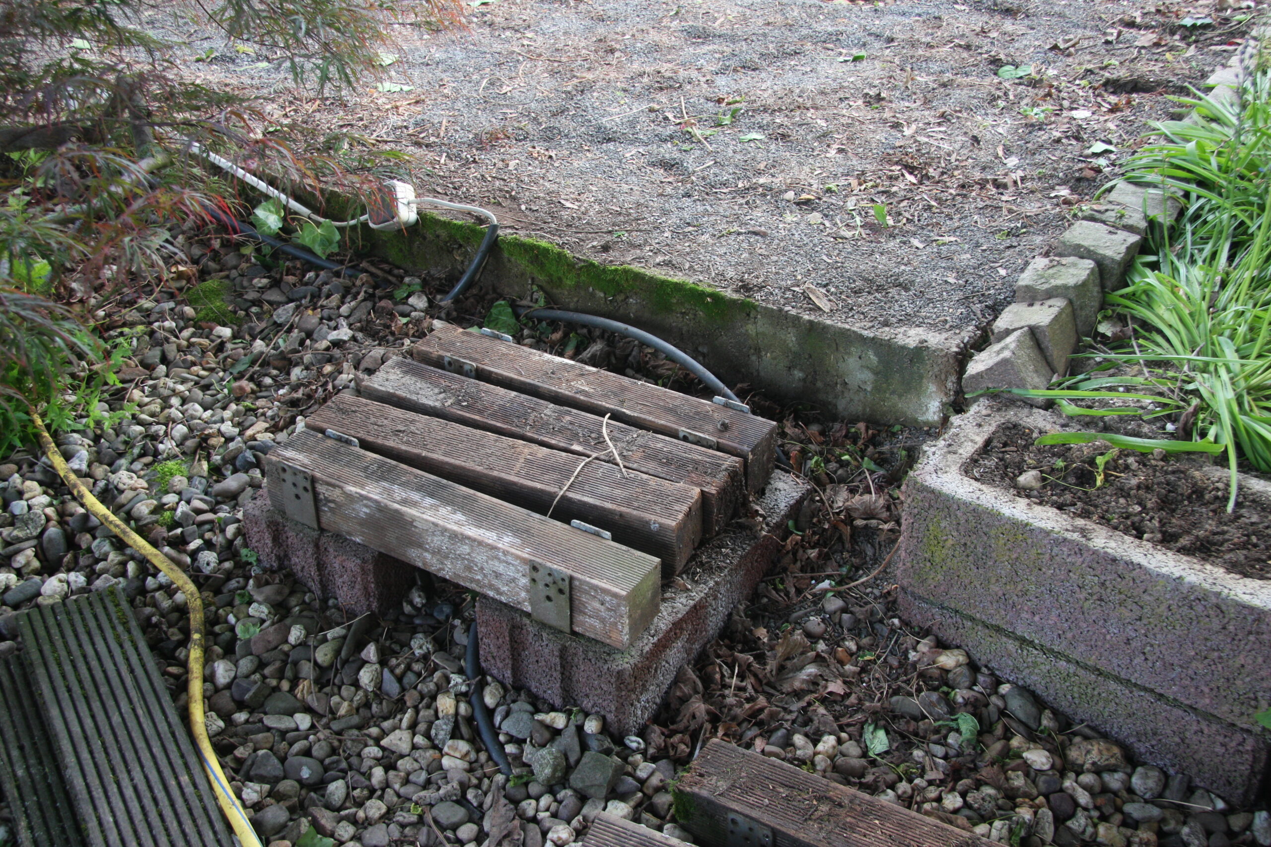 Gleich noch ein hartes Stück Arbeit: Die beiden Treppenstufen hatte Rita aus mit Beton gefüllten Trogsteinen gebaut. Sie herauszuheben hat mich mehrere Tage und viel Muskelkraft gekostet.